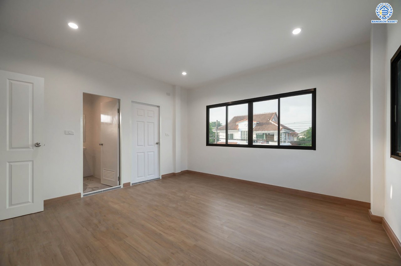 บ้านมือสองตกแต่งใหม่ โครงการ ชัยพัฒน์ เพิ่มสิน บ้านเดี่ยวหลังใหญ่ เนื้อที่ 63.8 ตร.ว. ฟังก์ชัน 3 ห้องนอน 2 ห้องน้ำ พร้อมห้องอเนกประสงค์ชั้นล่าง 1 ห้อง จอดรถได้ 1 คัน บนทำเลเดินทางสะดวก เชื่อมต่อถ.สายไหม, ถ.พหลโยธิน ใกล้สนามบินดอนเมือง และ ใกล้จุดขึ้นทางด่วน"ฉลองรัช"...